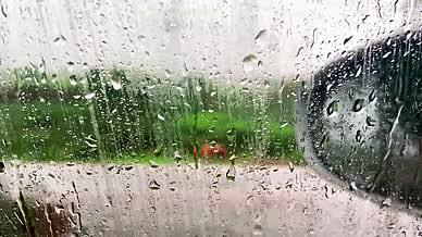 4K实拍城市雨景下雨雨水打在车玻璃上视频的预览图